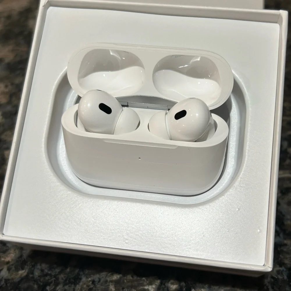 *GREAT DEAL* White Apple Airpods Pro 2nd Gen